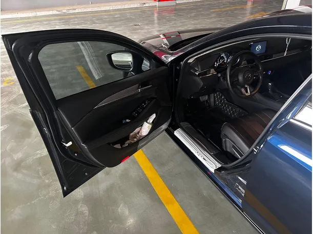 Car image 10