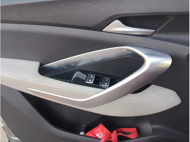 Car image 30