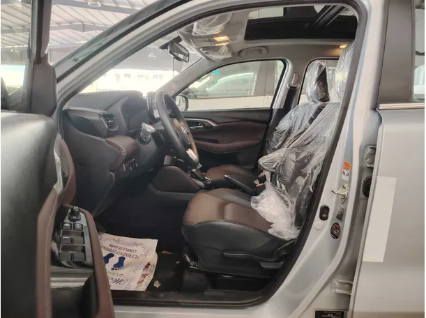 Car image 14