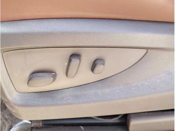 Car image 27