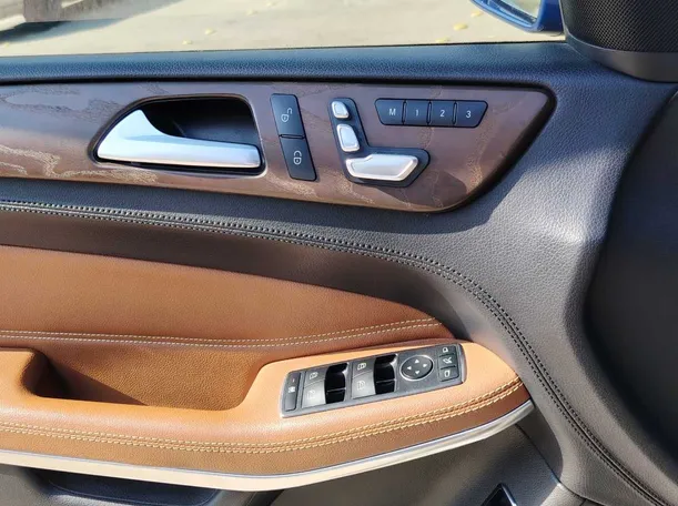 Car image 28