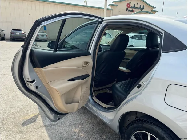 Car image 13