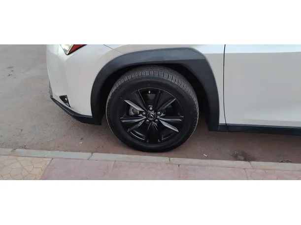 Car image 8