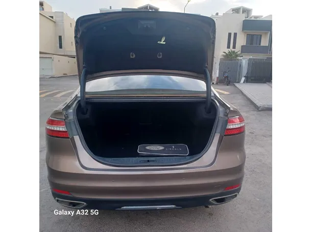Car image 19