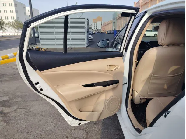 Car image 14