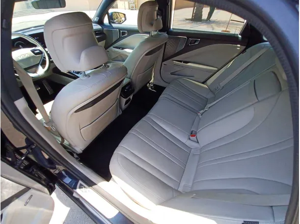 Car image 12