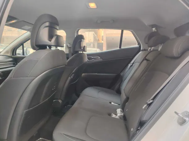 Car image 19