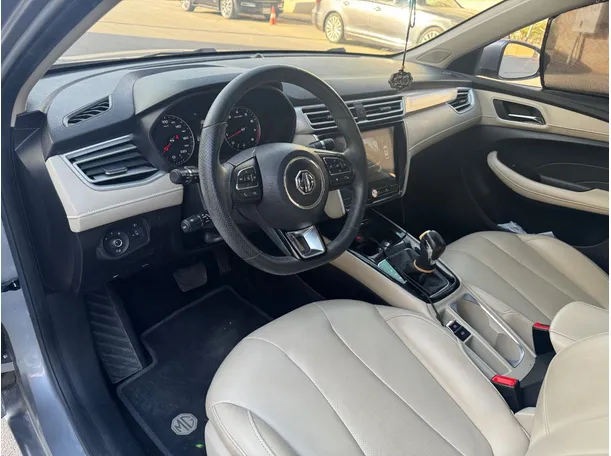 Car image 11