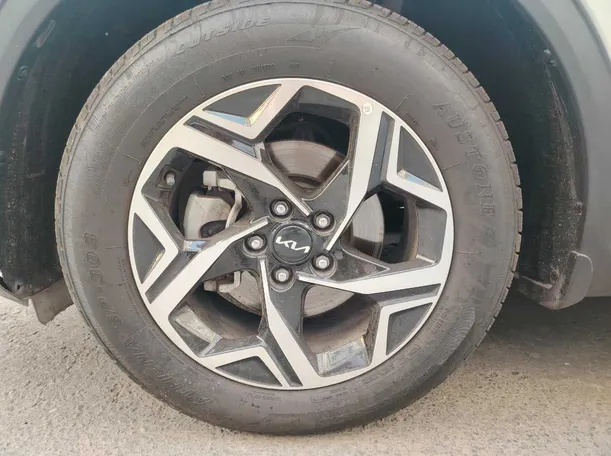 Car image 10
