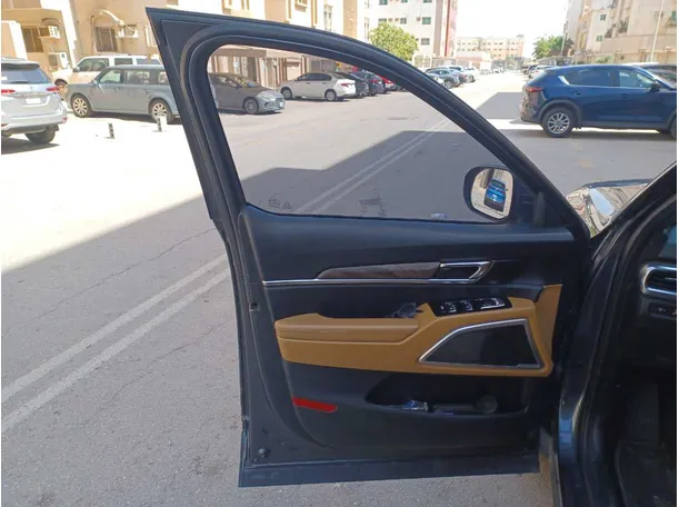 Car image 10