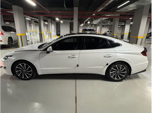 Car image 8