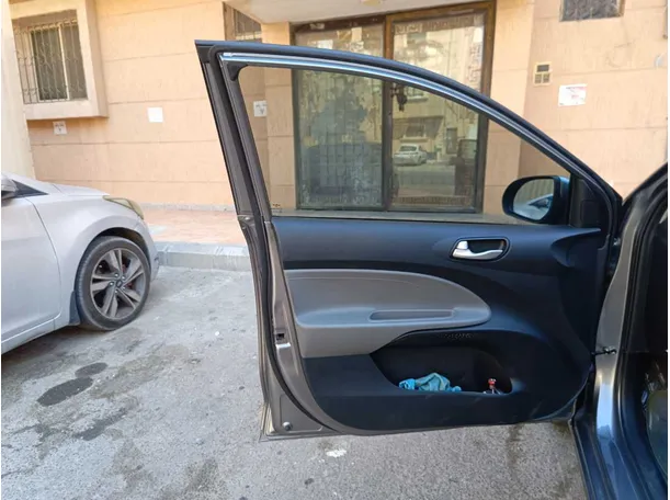 Car image 11
