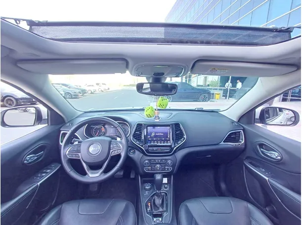 Car image 17