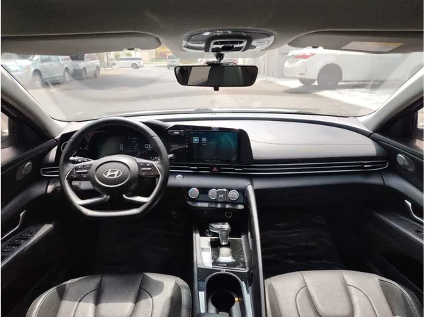 Car image 19