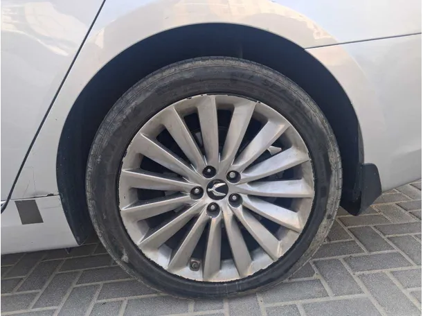 Car image 9