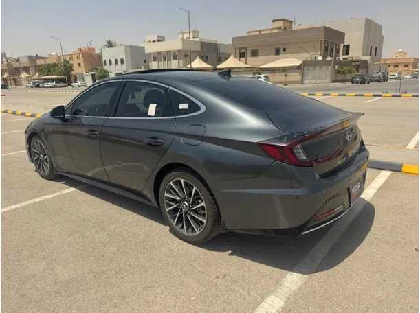 Car image 7