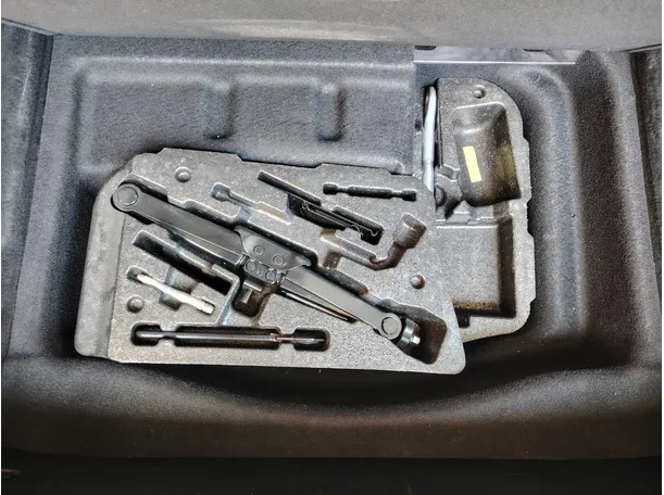 Car image 32