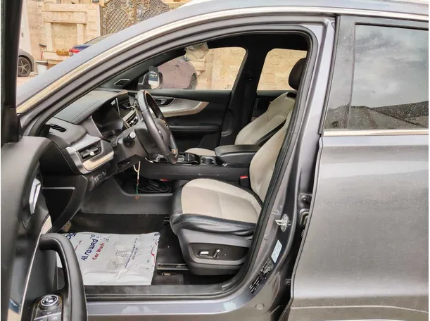Car image 12