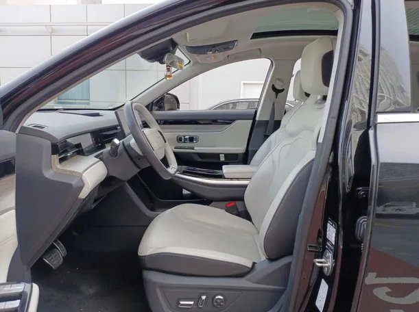 Car image 12