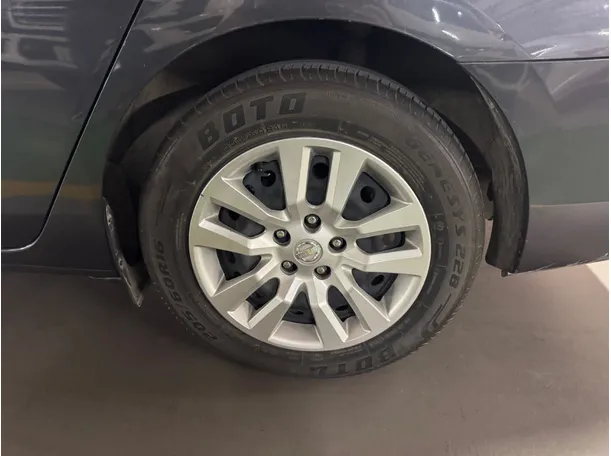 Car image 9