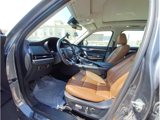 Car image 10