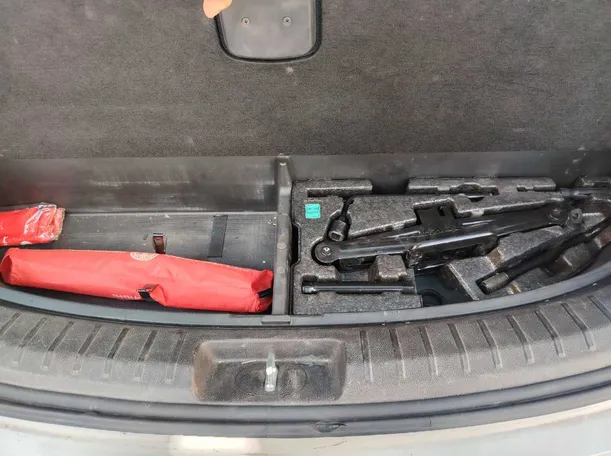 Car image 30