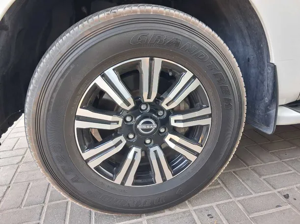 Car image 9