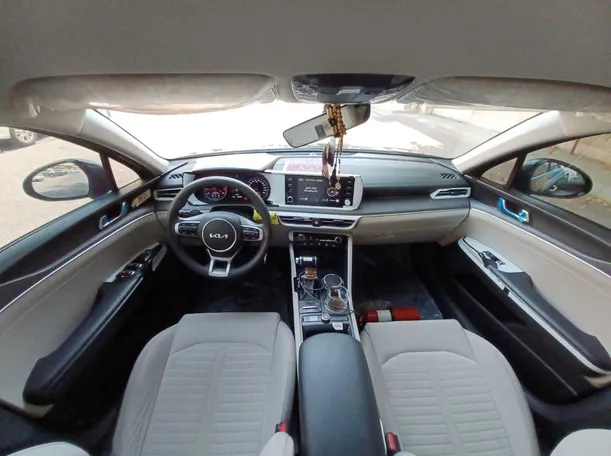 Car image 12