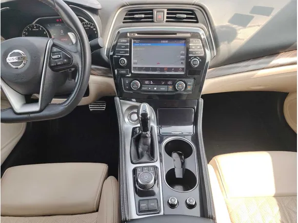 Car image 19