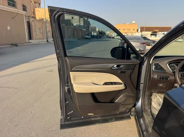 Car image 10