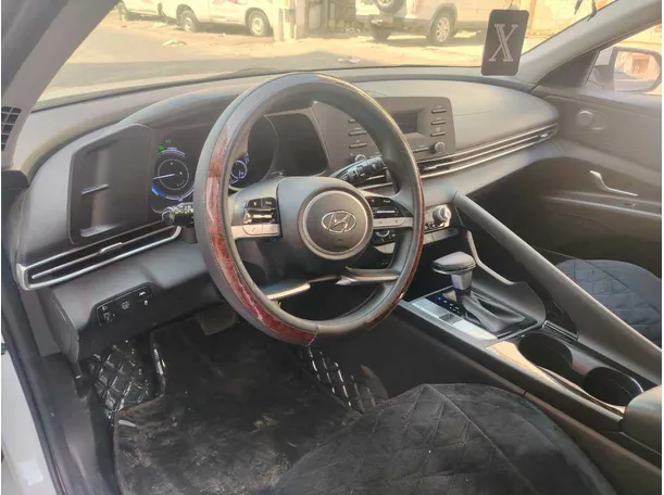 Car image 14