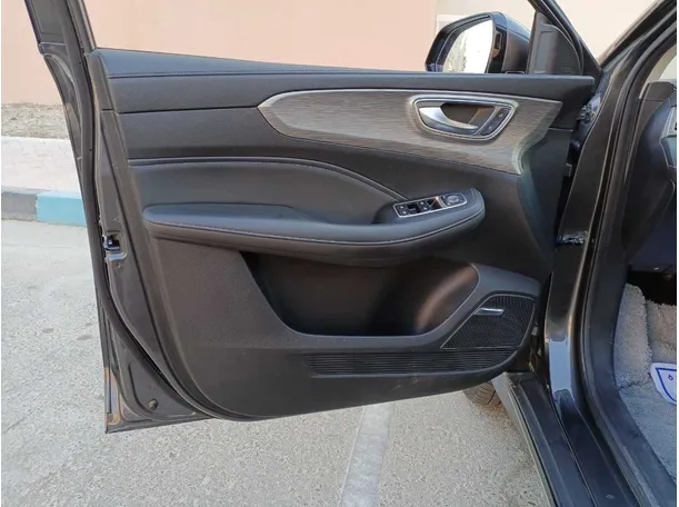 Car image 10