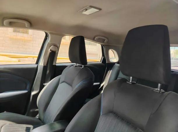 Car image 12