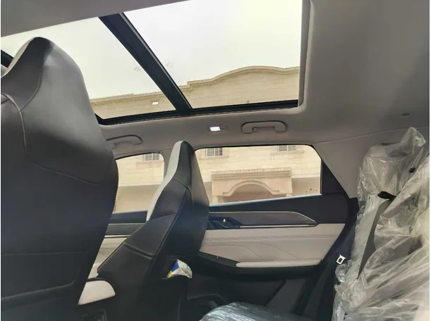 Car image 19