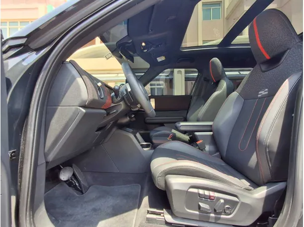 Car image 12