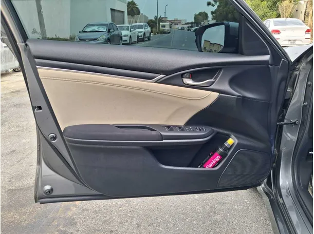 Car image 10