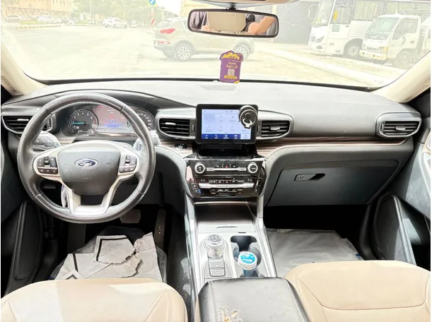 Car image 17