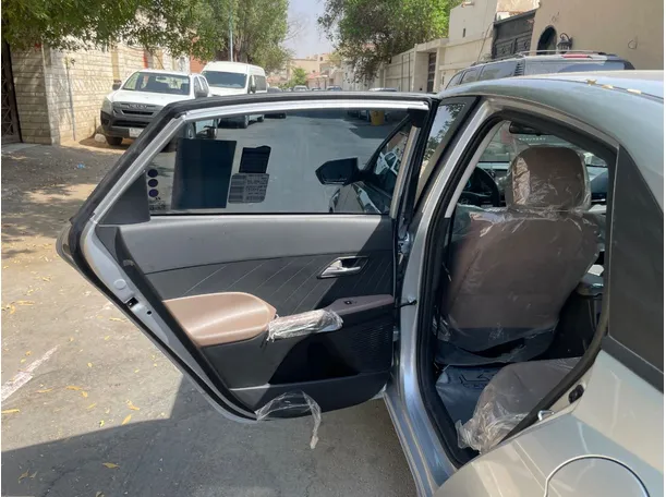 Car image 14