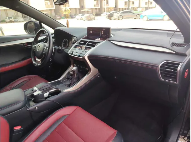 Car image 14