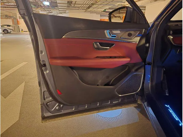 Car image 10