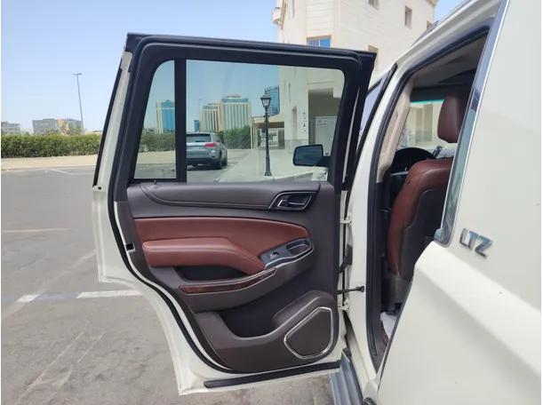 Car image 14