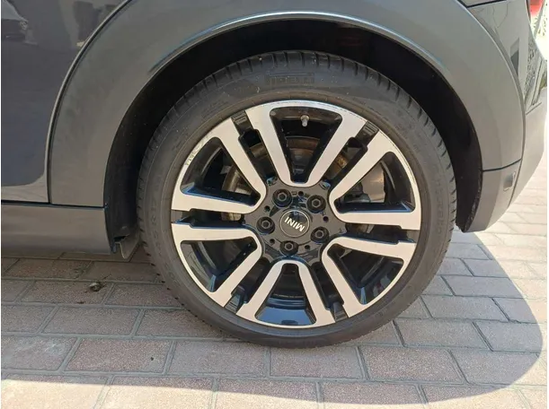 Car image 9