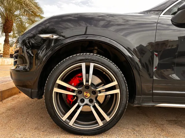 Car image 9