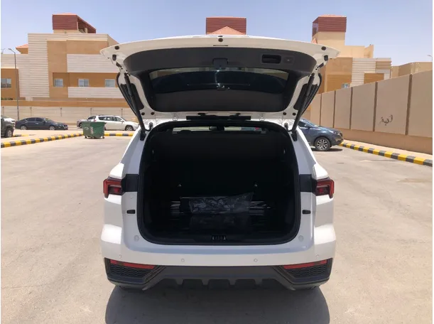 Car image 19