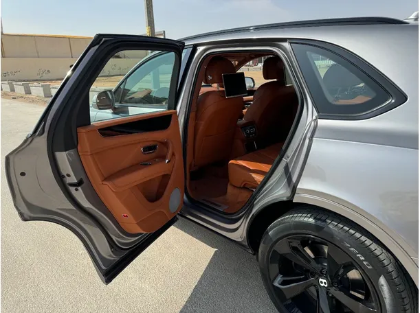 Car image 16