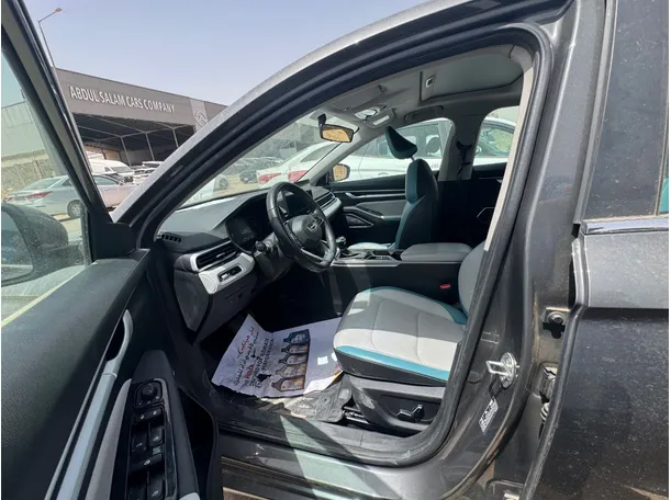 Car image 9