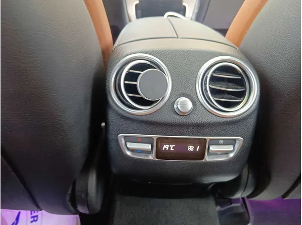 Car image 32