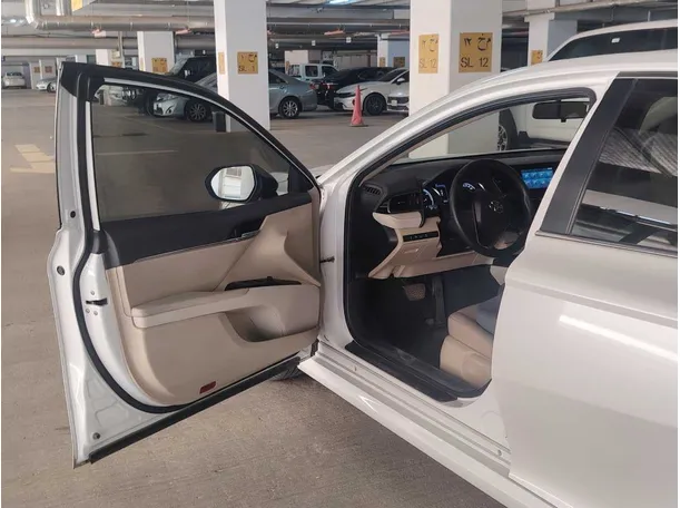 Car image 12