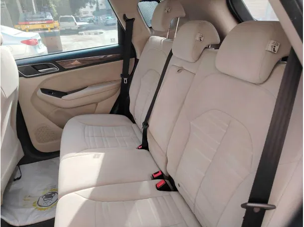Car image 19