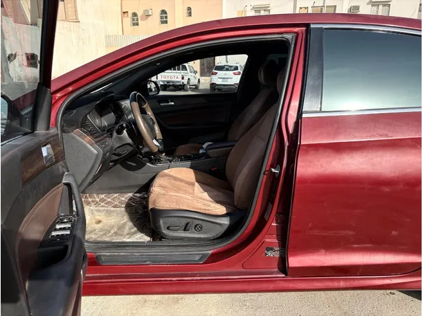 Car image 12